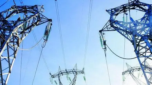 20060609 - ROMA - POL - GOVERNO: APPROVATO PACCHETTO ENERGIA. Alcuni tralicci per il passaggio della corrente elettrica in un'immagine d'archivio. Il Consiglio dei Ministri ha approvato il pacchetto dell' energia. E' quanto afferma il ministro per i rapporti con il Parlamento, Vannino Chiti, uscendo da Palazzo ..Chigi. ARCHIVIO - ANSA-CD