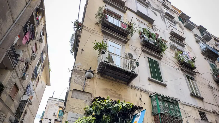 Fiori sul luogo dove è morta la giovane Chiara Jaconis nei Quartieri Spagnoli a Napoli, 17 settembre 2024. Sul posto, all'incrocio tra via Sant'Anna di Palazzo e via Santa Teresella degli Spagnoli, è un via vai di persone. C'è chi si ferma e rivolge un saluto al cielo, chi si raccoglie in preghiera e chi, appunto, lascia un fiore nel ricordo della giovane Chiara trovata domenica scorsa esanime sul posto dopo essere stata colpita da una statuina piovuta dall'alto e deceduta stamani dopo circa 48 ore di agonia all'Ospedale del Mare di Napoli. ANSA/CESARE ABBATE