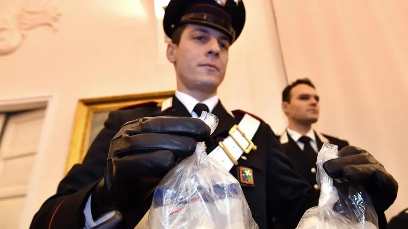 Un carabiniere mostra alcuni flaconi utilizzati come contenitori del tallio in occasione di una conferenza stampa a Milano, 7 dicembre 2017. ANSA/ DANIEL DAL ZENNARO