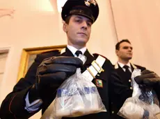 Un carabiniere mostra alcuni flaconi utilizzati come contenitori del tallio in occasione di una conferenza stampa a Milano, 7 dicembre 2017. ANSA/ DANIEL DAL ZENNARO
