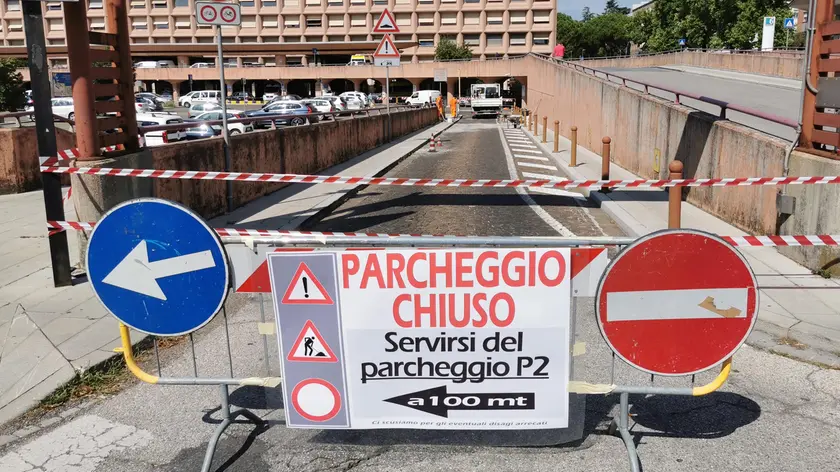 Udine 26 Agosto 2021. Ospedale civile parcheggio chiuso e parcheggi selvaggi. © Foto Petrussi