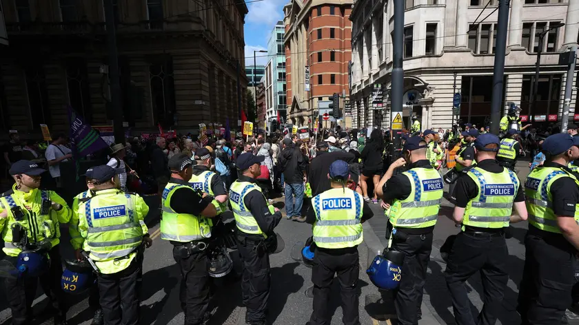 epa11521727 Police contain anti-racism protesters in Manchester, Britain, 03 August 2024. Violent demonstrations by members of far-right groups have sprung up across Britain in the aftermath of a fatal stabbing attack in Southport, in which three children were killed and eight more seriously injured along with two adults. EPA/STR