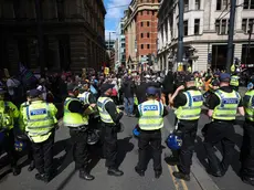 epa11521727 Police contain anti-racism protesters in Manchester, Britain, 03 August 2024. Violent demonstrations by members of far-right groups have sprung up across Britain in the aftermath of a fatal stabbing attack in Southport, in which three children were killed and eight more seriously injured along with two adults. EPA/STR