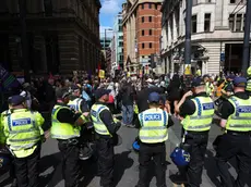 epa11521727 Police contain anti-racism protesters in Manchester, Britain, 03 August 2024. Violent demonstrations by members of far-right groups have sprung up across Britain in the aftermath of a fatal stabbing attack in Southport, in which three children were killed and eight more seriously injured along with two adults. EPA/STR