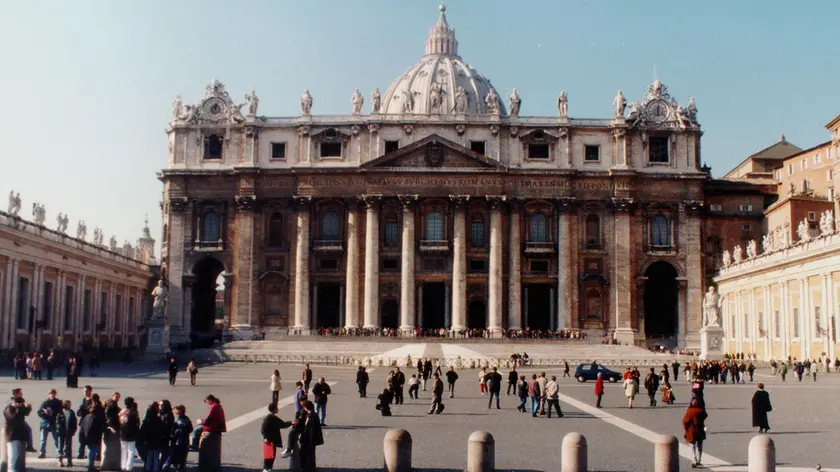 Una panoramica d'archivio di piazza San Pietro. La Santa Sede ha criticato la foto della campagna Benetton. ''Un uso del tutto inaccettabile dell'immagine'' del Papa, di fronte alla quale ''la Segreteria di Stato sta vagliando i passi da fare presso le autorita' competenti per garantire una giusta tutela'' della figura del Pontefice. E' quanto ha dichiarato il portavoce vaticano padre Lombardi. ANSA/ARCHIVIO