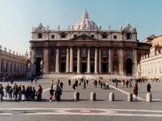 Una panoramica d'archivio di piazza San Pietro. La Santa Sede ha criticato la foto della campagna Benetton. ''Un uso del tutto inaccettabile dell'immagine'' del Papa, di fronte alla quale ''la Segreteria di Stato sta vagliando i passi da fare presso le autorita' competenti per garantire una giusta tutela'' della figura del Pontefice. E' quanto ha dichiarato il portavoce vaticano padre Lombardi. ANSA/ARCHIVIO