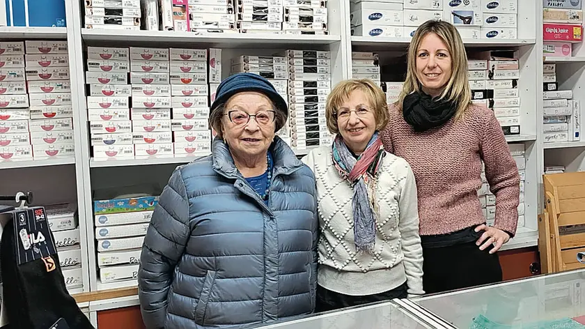 Da sinistra, Mariangela 93 anni, Margherita 67 e Claudia 42 nel loro negozio in via Roma