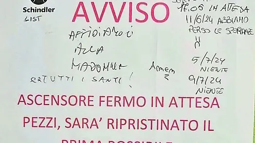 Le segnalazioni da parte degli utenti sul cartello che indica il guasto