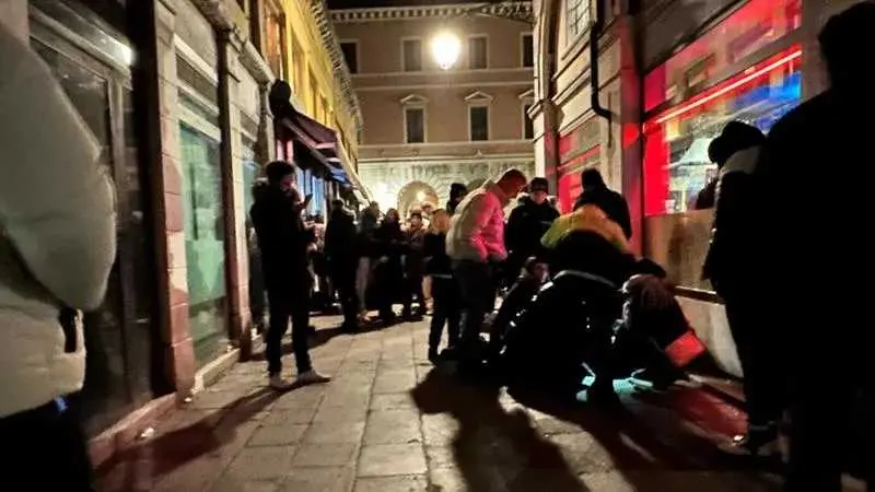 Movida notturna a Venezia nella zona di Campo Bella Vienna