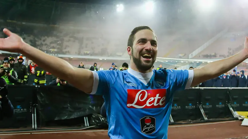 16/01/16, Campionato Serie A, 1a Giornata di Ritorno, Napoli, Stadio San Paolo, Napoli-Sassuolo, nella foto: Gonzalo Higuain esulta e canta sotto la curva