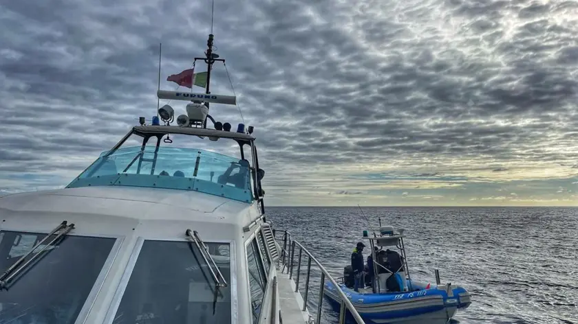 Un manufatto in ossidiana di epoca preistorica è stato recuperato dalle acque nei pressi della Grotta Azzurra di Capri dalla Soprintendenza per l'area metropolitana di Napoli, a seguito dell'individuazione della presenza di resti sommersi da parte del nucleo subacqueo della questura, 21 Novembre 2023. ANSA/US SABAP-NA-MET
