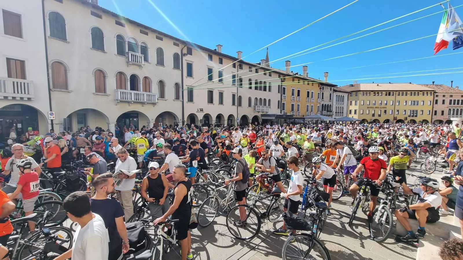 Edizione riuscita, la numero 49, per la Pordenone pedala, sotto un bel sole e con circa 4 mila partecipanti stimati. Il serpentone si è snodato da Pordenone a Porcia, Brugnera, Sacile, con rientro via Fontanafredda a Pordenone. Poi la tradizionale pastasciutta collettiva a Parco Galvani e le premiazioni delle categorie che hanno preso parte all’evento. Soddisfazione per il presidente Luigi Tomadini e lo staff che ha contribuito alla riuscita dell’evento.