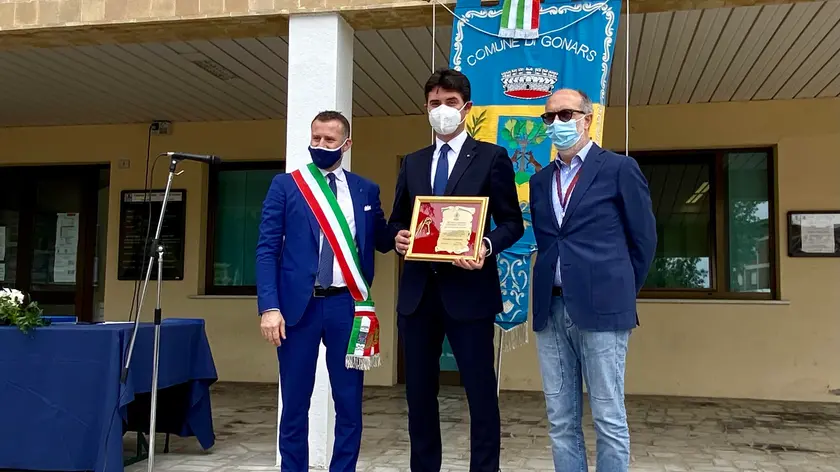 Cecconi (al centro) con il sindaco Boemo (a sinistra) e il vicegovernatore Riccardi