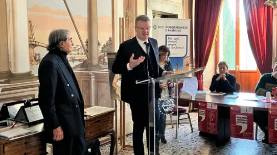 Il vicedirettore del Messaggero Veneto Paolo Mosanghini durante il conferimento del diploma speciale e della targa al Messaggero Veneto scuola