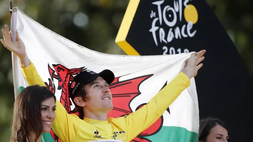 epa06917893 Team Sky rider Geraint Thomas of Britain celebrates on the podium wearing the overall leader yellow jersey following the 21st and final stage of the 105th edition of the Tour de France cycling race over 116km between Houilles and Paris, France, 29 July 2018. EPA/CHRISTOPHE PETIT TESSON