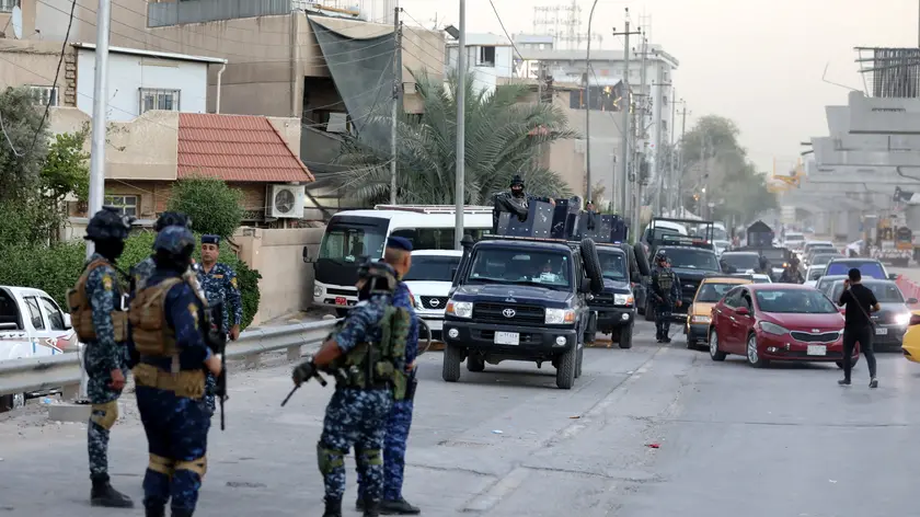 epa11631148 Members of Iraqi Federal Police forces take up position as supporters of the Hezbollah Brigades protest against the killing of Lebanese Hezbollah leader Hassan Nasrallah, near the entrance to the Green Zone in central Baghdad, Iraq, 28 September 2024. Hundreds of supporters of Hezbollah Brigades gathered near the gate of the heavily fortified Green Zone, and attempting to breach the Green Zone and storm the US Embassy to express their anger over the killing of Hezbollah Secretary-General Hassan Nasrallah. The Israeli army (Tsahal) said on 28 September 2024 on X (formerly Twitter) that Hezbollah leader Hassan Nasrallah was killed in an overnight strike on Beirut. Hezbollah confirmed the death of Nasrallah in a statement on 28 September 2024. EPA/AHMED JALIL