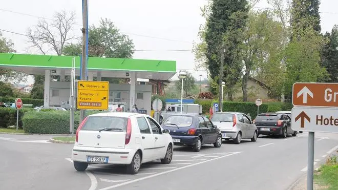 Bumbaca Gorizia 05.09.2012 Benzinaio OMV Vipulzano - Fotografia di Pierluigi Bumbaca