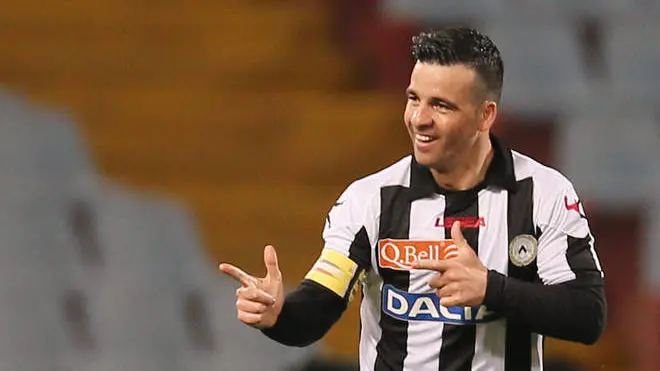 Udinese's Antonio Di Natale, celebrates after scoring, during the Serie A soccer match between Udinese and Lazio, at the Friuli Stadium in Udine, Italy, Saturday, April 20, 2013. (AP Photo/Paolo Giovannini)