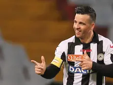 Udinese's Antonio Di Natale, celebrates after scoring, during the Serie A soccer match between Udinese and Lazio, at the Friuli Stadium in Udine, Italy, Saturday, April 20, 2013. (AP Photo/Paolo Giovannini)
