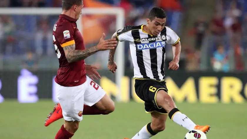 Roma's José Holebas (L) and Udinese's Allan (R) in action during the Italian Serie A soccer match AS Roma vs Udinese Calcio at Olimpico stadium in Rome, Italy, 17 may 2015. .ANSA/ALESSANDRO DI MEO.
