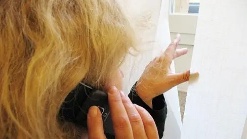 Mosso dalla gelosia il 26enne si è recato più volte nell’abitazione della giovane, intimandole di aprirgli la porta