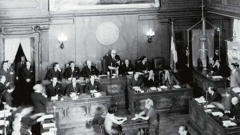 La prima riunione, nel 1964, del Consiglio regionale del Fvg nella sala del consiglio comunale di Trieste