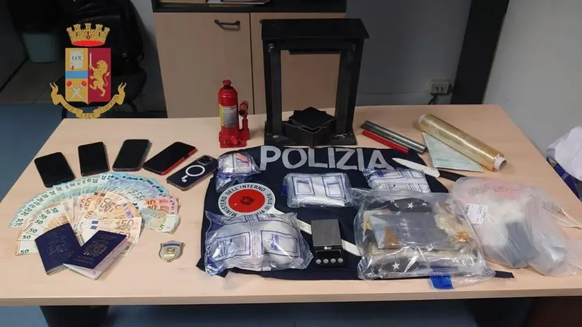 Sono stati gli uomini della Squadra Mobile di Udine e Treviso ad effettuare il sequestro: parte della droga è stata trovata nel doppio fondo ricavato in un'auto