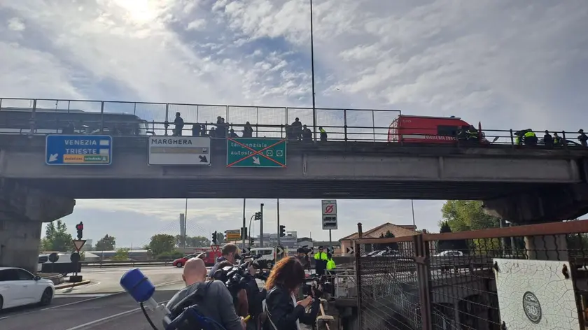 Un momento della perizia sul cavalcavia di Mestre da cui il 3 ottobre scorso cadde il bus de 'La Linea', provocando 21 vittime., 25 ottobre 2023. ANSA/ ANDREA BUOSO