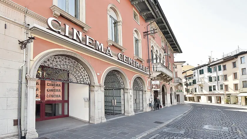 La facciata e una sala del cinema Centrale a Udine: una rete di enti pubblici potrebbe salvarlo