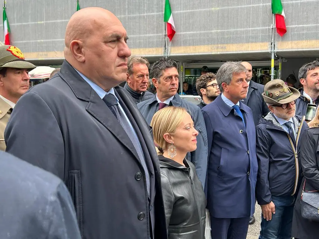 Tantissima emozione per la sfilata degli alpini: marciano 70 mila penne nere. Presente anche il presidente del consiglio, Giorgia Meloni, che ha indossato il cappello da alpino. Ad aprire il corteo lo striscione dell'Adunata (Alpini, la più bella famiglia) seguiti dalla Fanfara della Julia e dal gonfalone di Udine. Dopo in marcia le portatrici carniche, uno striscione dedicato a Cainero e il labaro con il ministro della Difesa Crosetto (Foto Petrussi, Seu, Cescon)
