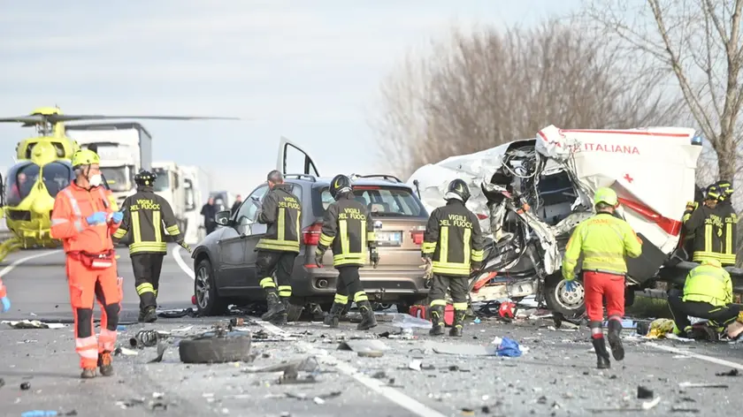 Lo scontro tra un'ambulanza e il camion sulla Cimpello-Sequals © Foto Brisotto/Petrussi