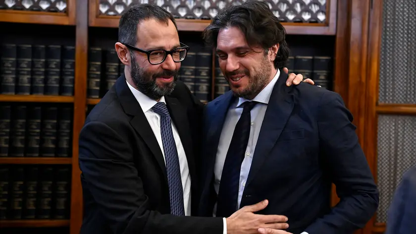 Il capogruppo del Movimento 5 Stelle al Senato, Stefano Patuanelli (S), con il capogruppo del Movimento 5 Stelle alla Camera, Francesco Silvestri (D), durante la presentazione del libro di Mario Turco nella sala Koch del Senato, Roma, 28 maggio 2024. ANSA/RICCARDO ANTIMIANI
