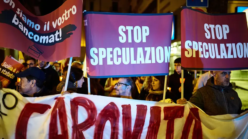 20/12/2022 Palermo, fiaccolata, da piazza Rivoluzione al municipio, contro l'aumento del costo della vita. I manifestanti hanno denunciato la disoccupazione, l'aumento dei prezzi, le bollette salate, la guerra, la povertà, il precariato, le tasse, la mafia, le spese militari e l'abolizione del reddito di cittadinanza