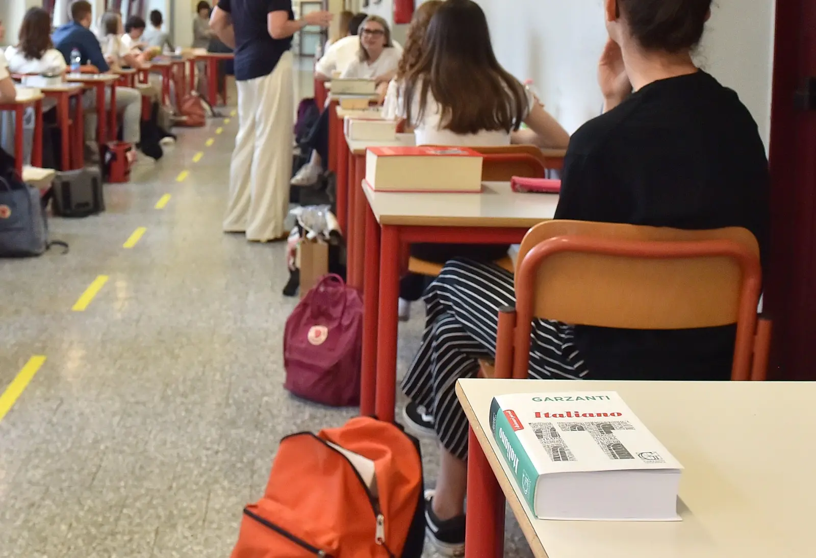 Il giorno della prima prova della Maturità è arrivato. In Friuli Venezia Giulia all’appuntamento con l’Esame di Stato sono attesi 9 mila 484 studenti, di cui 253 iscritti nelle scuole paritarie e 181 esterni. Ecco gli studenti fuori dalle scuole prima di accedere alla prima prova (Foto Petrussi/Brisotto)