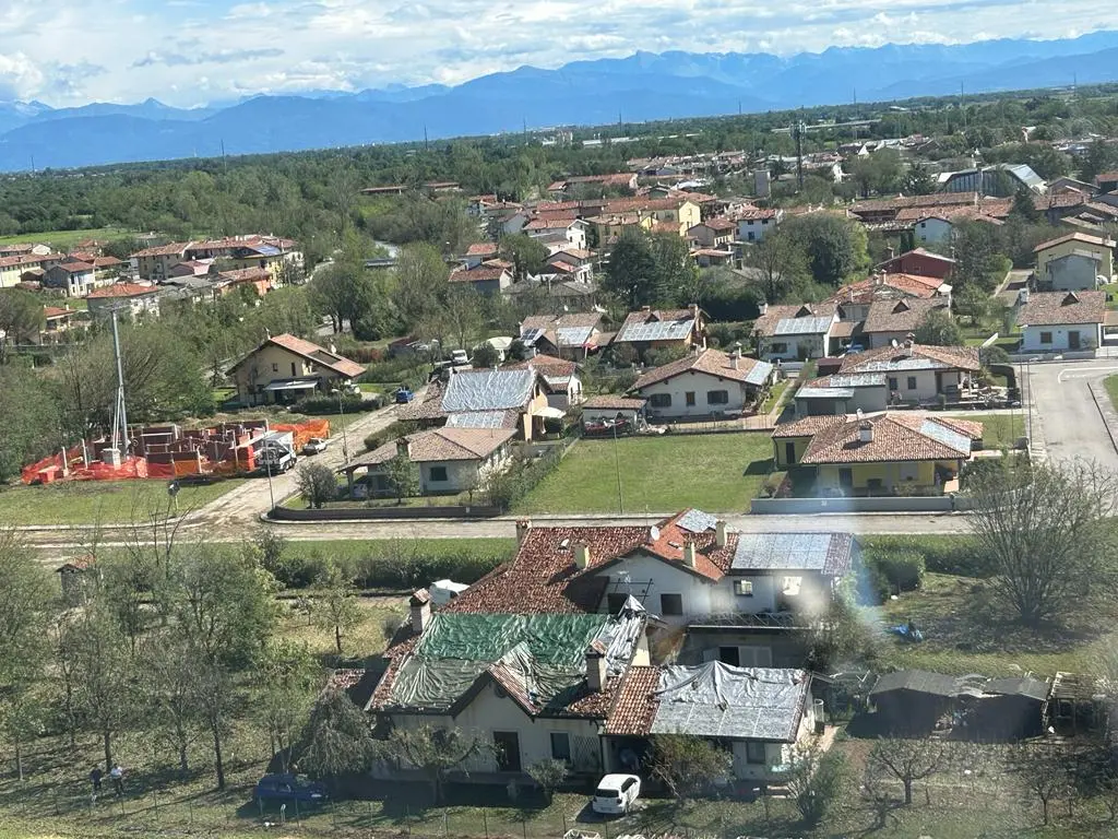 Tegole in frantumi, squarci nei tetti e danni ingenti a impianti solari e fotovoltaici. La grandinata record di lunedì 24 luglio ha lasciato i segni del suo passaggio in gran parte del Friuli con il Comune di Mortegliano tra i più colpiti.