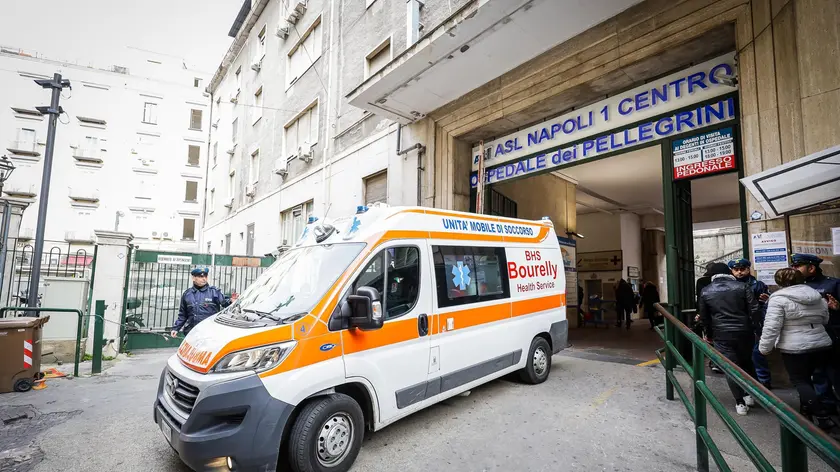"La notte scorsa, dopo il decesso di un minorenne arrivato in pronto soccorso con ferita da arma da fuoco, il Pronto soccorso del presidio ospedaliero dei Pellegrini è stato devastato dai familiari e amici del ragazzo. Un fatto gravissimo per il quale esprimo solidarietà a tutti i nostri dipendenti che ancora una volta sono stati vittime di insulti e minacce, e ancora una volta hanno continuato, nonostante tutto, a prestare assistenza ai pazienti". Così il direttore generale dell'Asl Napoli 1 Centro, Ciro Verdoliva, il quale durante il sopralluogo nell'ospedale del centro antico ha constatato "gli ingenti danni ad arredi e attrezzature" e "l'assenza di condizioni igienico-sanitarie" determinata da quanto accaduto. ANSA/CESARE ABBATE