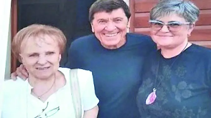 Renata Pellizzari in una foto che la ritrae con Gianni Morandi e la dipendente Giusy Nonis