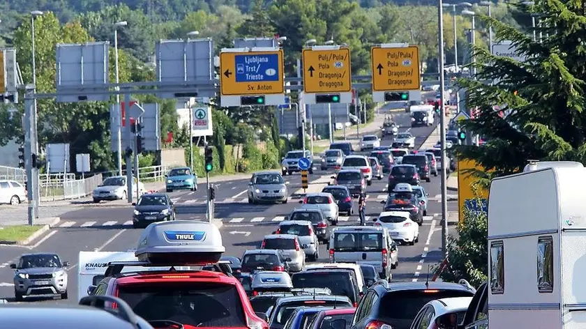 L’autostrada A1 in Slovenia perennemente intasata di automobili e Tir. Foto da 24ur.si