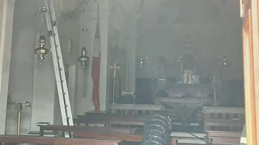 La chiesa di Pozzo di San Giorgio della Richinvelda resa inagibile dall'incendio