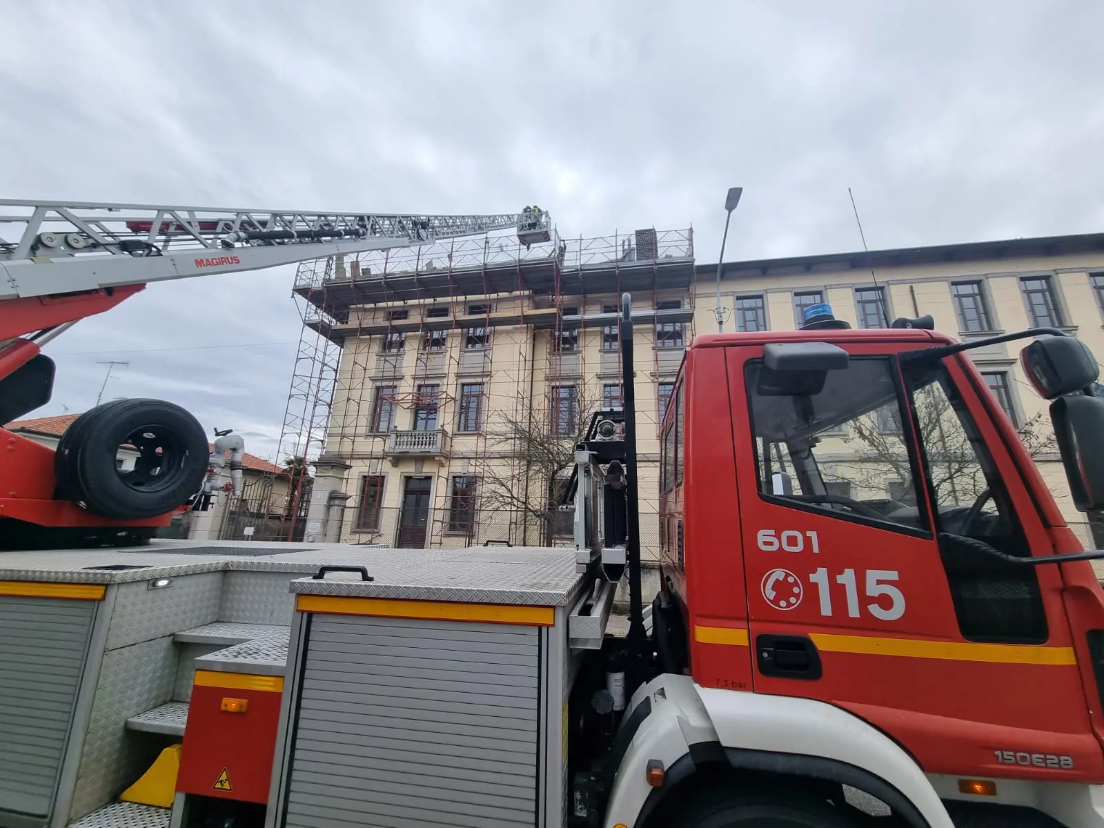 Intervento dei vigili del fuoco alla scuola primaria Pietro Zorutti a Udine