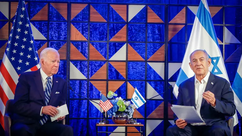 epa10925266 US President Joe Biden (L) and Israeli Prime Minister Benjamin Netanyahu (R) during a joint press confrence in Tel Aviv, Israel, 18 October 2023. President Biden pledged US support for Israel and said the overnight attack on a hospital in the Gaza strip 'appears' to have been caused 'by the other team' EPA/MIRIAM ALSTER / POOL