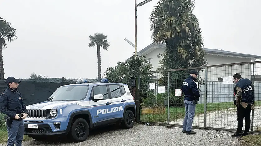 Gli agenti della polizia mettono i sigilli al Laghetto Alcione, teatro dell’omicidio di Ezechiele Mendoza