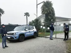 Gli agenti della polizia mettono i sigilli al Laghetto Alcione, teatro dell’omicidio di Ezechiele Mendoza