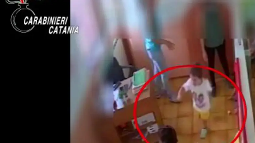 Un fotogramma dal video dell'ultimo abbraccio tra Martina Patti e la figlia Elena di cinque anni uccisa poi dalla mamma, Catania 14 giugno 2021. ANSA/Uff. stampa Carabinieri +NO SALES - EDITORIAL USE ONLY+