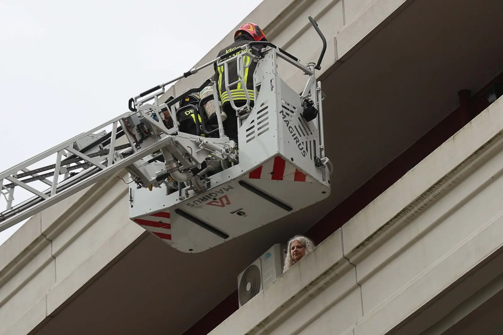 Ben 5 mezzi sono serviti per prestare soccorso ai residenti del condominio di via Pirona, in località Cussignacco (Udine)