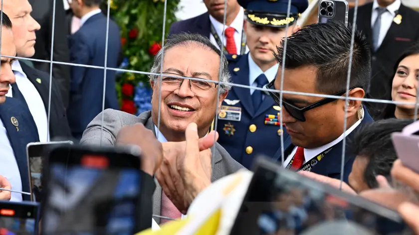 epa11407838 Colombian President Gustavo Petro Urrego (C) greets onlookers behind a fence as he arrives at the Colombian navy's flagship 'ARC Gloria', which is docked at the Skeppsbron during the Colombian president's visit to Sweden, to meet with Sweden's Prime Minister Ulf Kristersson (unseen) in Stockholm, 13 June 2024. The Colombian President is on an official visit in Sweden from 11 to 14 June on the occasion of marking the 150th anniversary of bilateral relations between the two countries. The visit is focussed on 'bilateral relations, multilateral issues, the peace process in Colombia, sustainable development, research and innovations and economic cooperation', the Swedish Parliament says on its website. EPA/Anders Wiklund SWEDEN OUT