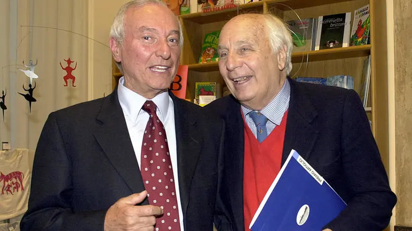 07/05/2002 LIBRERIA SACS PRESENTAZIONE DEL LIBRO DI PATRIZIA CARRARO ' CAMPO DI PROVA ' NELLA FOTO PIERO ANGELA E FOLCO QUILICI FOTO .
