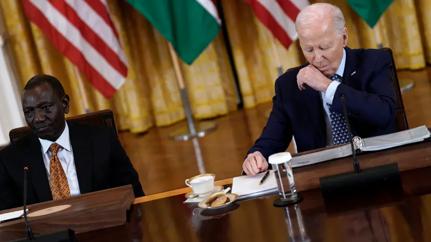 epa11361641 US President Joe Biden (R) participate in an engagement with President William Ruto (L) of Kenya and business leaders in the East Room at the White House in Washington, DC, USA, 22 May 2024. EPA/Yuri Gripas / POOL