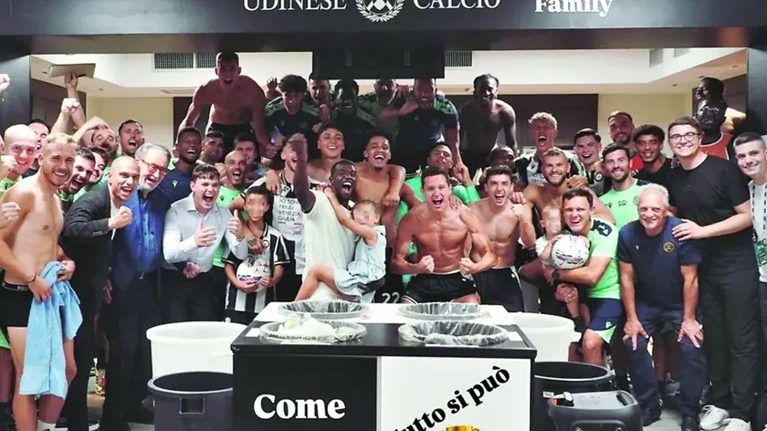 La foto di squadra postata anche da Alexis Sanchez sui social con tanto di commenti sulla “family”