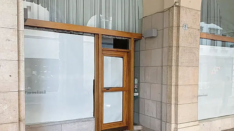L’ingresso della storica boutique Tonini tra via Rialto e piazza Libertà